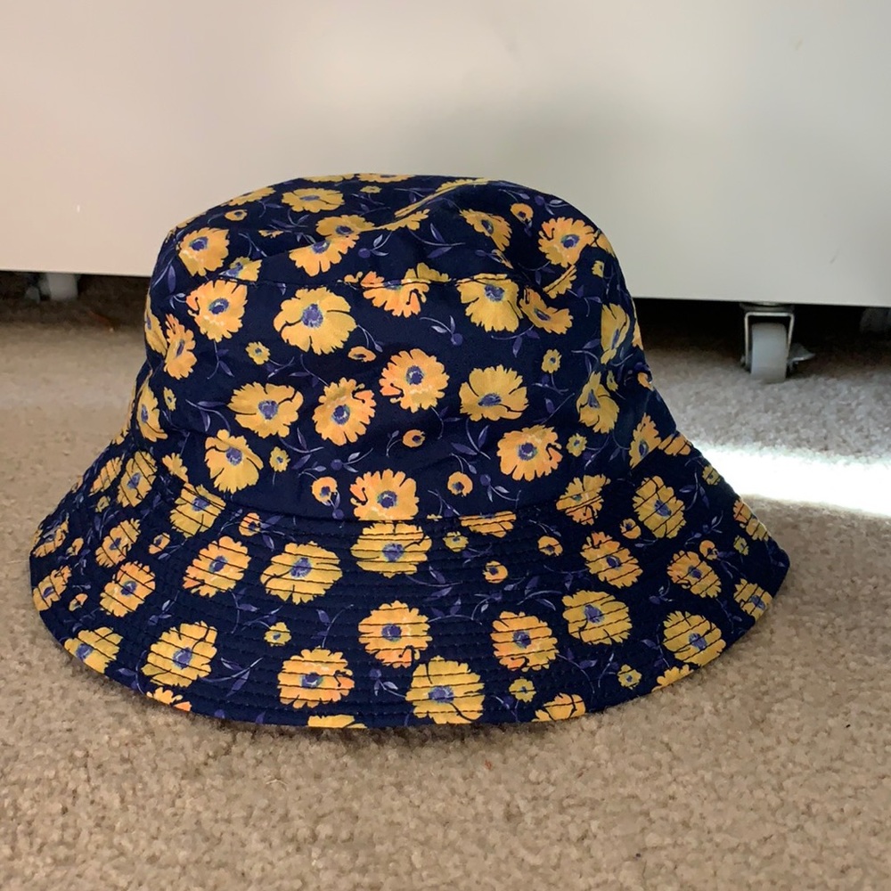 Bucket hat